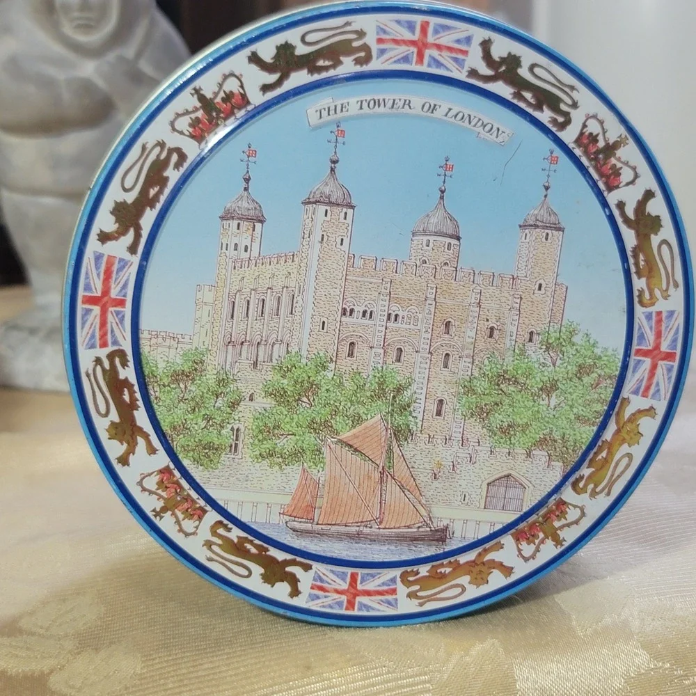 Authentic Vintage Bentley's of London Tin Famous London Landmarks 5.5